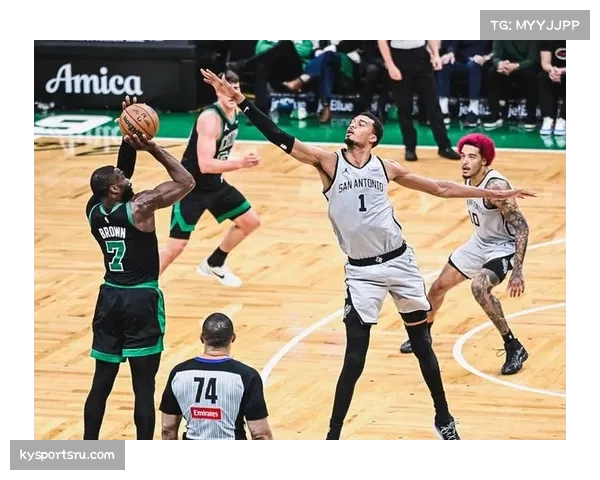 马刺遇强不弱遇弱不强 文班亚马对阵超级锋线时防守遇挑战